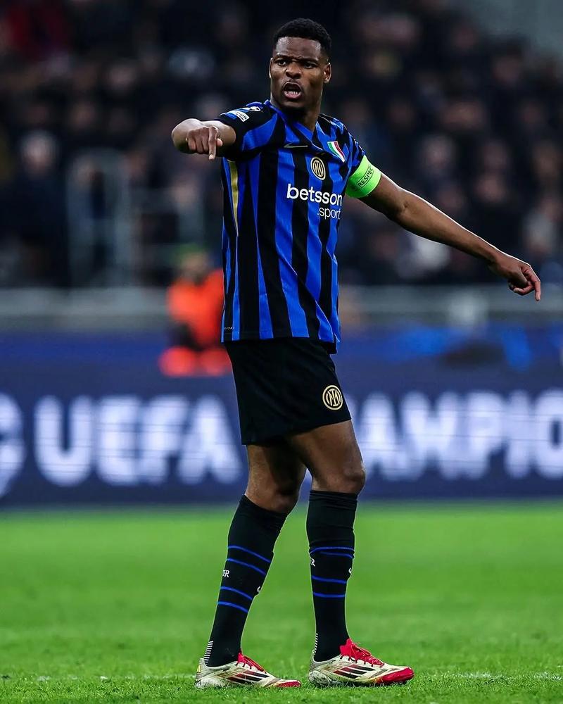 纳米比亚足球的拓荒者-艾里法斯・希武特-上，当年的大连万达26号（艾里法斯·希武特：纳米比亚足球先驱（上）——昔日大连万达26号）