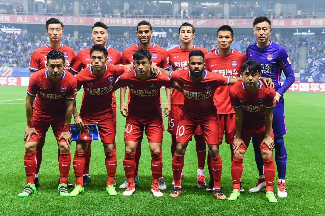 早些时候，2025年非洲国家杯正式拉开帷幕，揭幕战以东道主摩洛哥2-0轻取科摩罗告终。（2025非洲杯揭幕战：东道主摩洛哥2-0击败科摩罗，赛事正式打响）