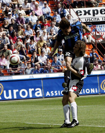 弗里克的历史巅峰：95年来最年轻的巴萨首发阵容震撼西甲（弗里克缔造95年来最年轻巴萨首发，震撼西甲）